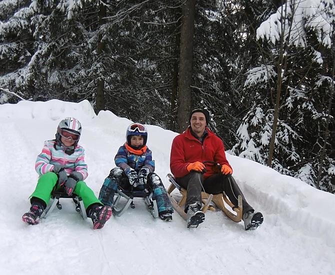 Divertimento in slittino per grandi e piccini