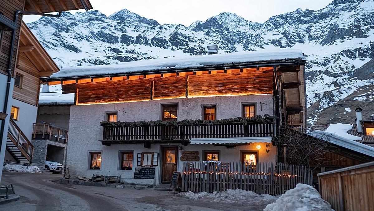 Maso di oltre 400 anni con osteria contadina in inverno