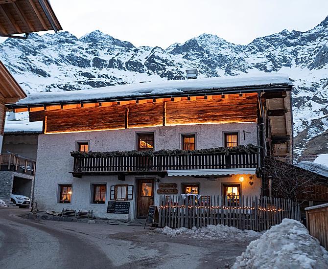Maso di oltre 400 anni con osteria contadina in inverno