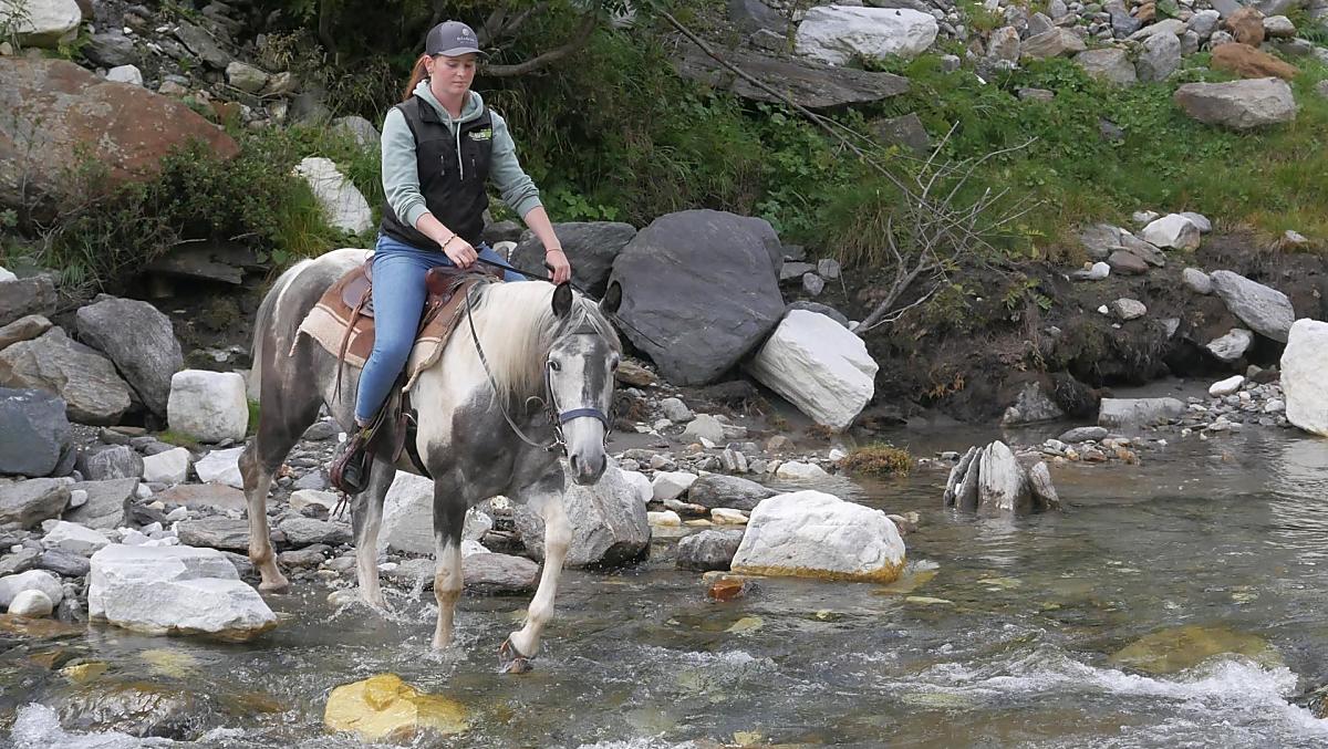 L'istruttrice di equitazione Dora con la cavalla Roxy