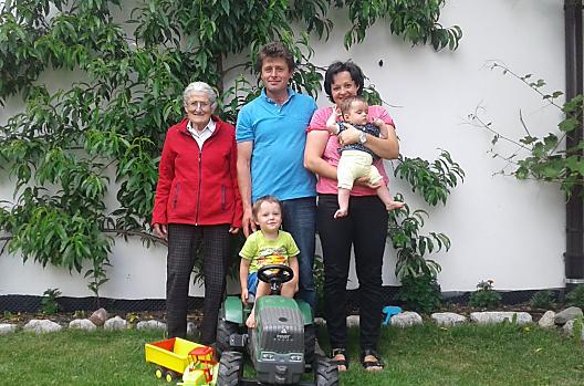 La famiglia Hofer: Stefan ed Elisabeth, Hannes, Claudia e nonna Maria. 