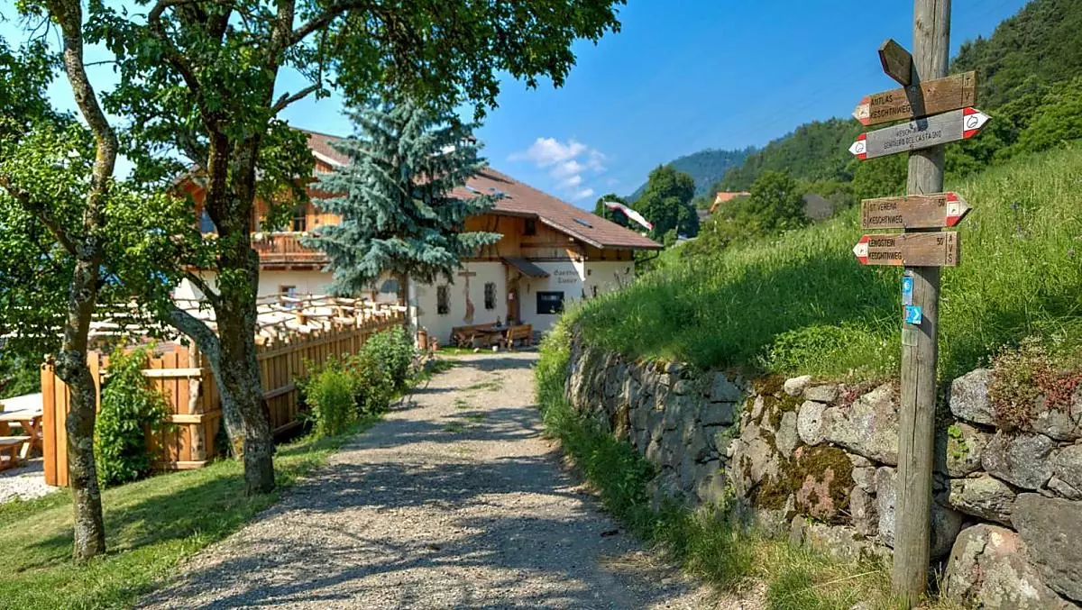 Il noto sentiero Keschtnweg passa anche per lo Zunerhof. 