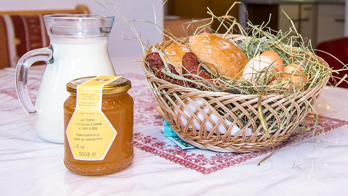 Latte fresco appena munto, uova di galline felici e miele di api operose.