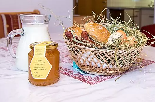 Latte fresco appena munto, uova di galline felici e miele di api operose.