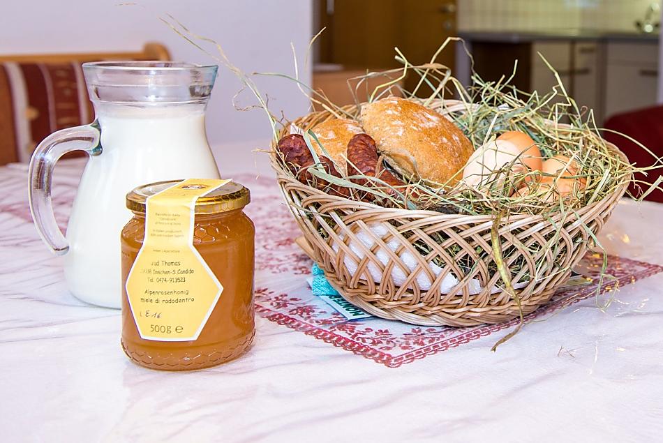 Latte fresco appena munto, uova di galline felici e miele di api operose.