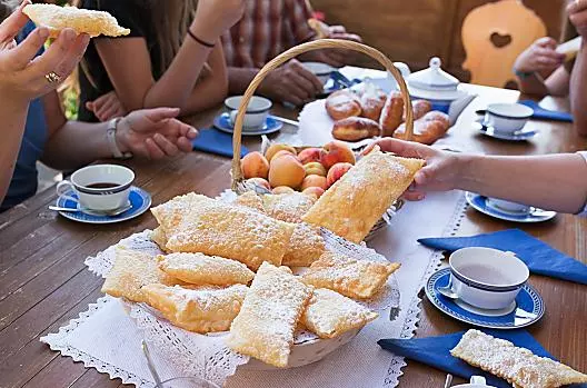 Tradizionalmente, i Krapfen altoatesini fatti in casa vengono serviti nei giorni di festa. 
