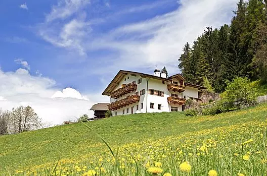 Il Grunserhof si trova ai margini della foresta ed è circondato da prati fioriti.