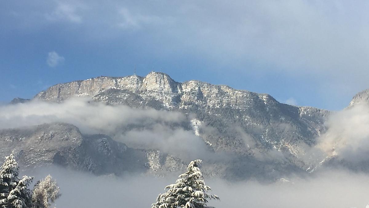 Magia invernale sopra St. Michael/Appiano, vista sulle montagne della Mendola.