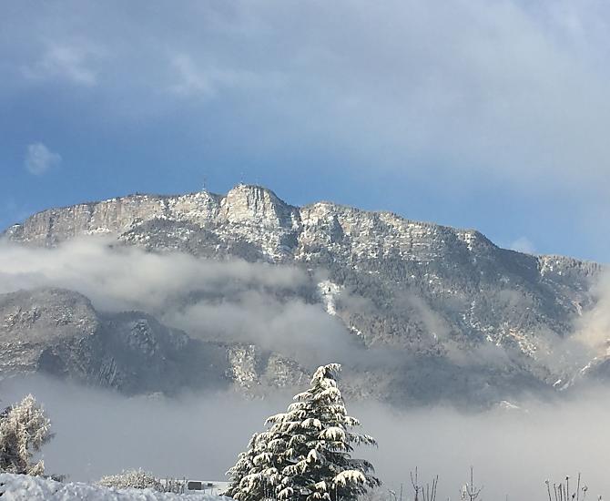 Magia invernale sopra St. Michael/Appiano, vista sulle montagne della Mendola.