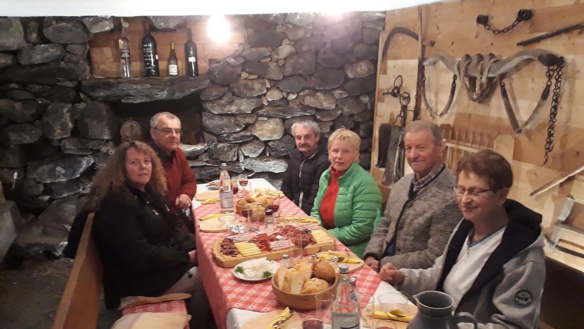 Spuntino in cantina con gli ospiti, seguito da una degustazione di grappa.