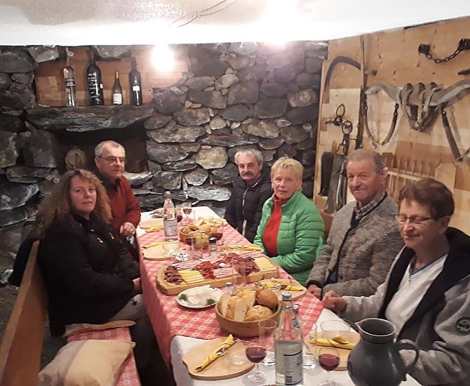 Spuntino in cantina con gli ospiti, seguito da una degustazione di grappa.