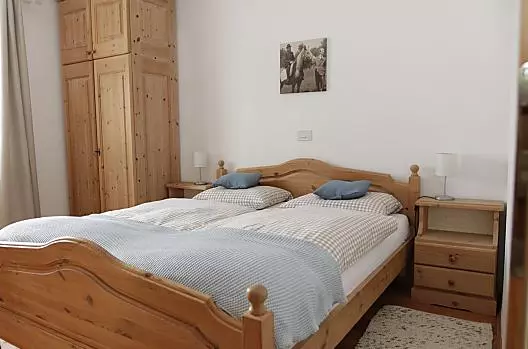 La grande camera da letto dell'appartamento Weisshorn