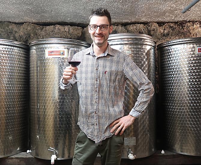 Su prenotazione, visita guidata al maso e alla cantina.