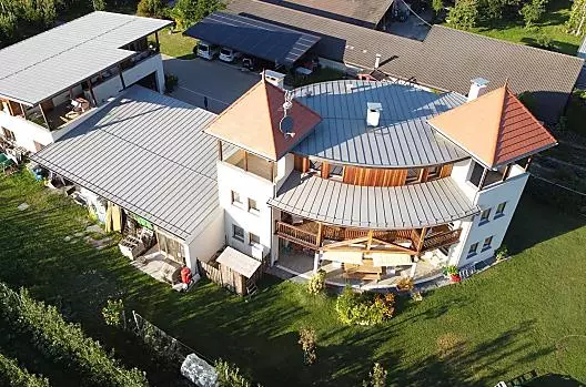 Il maso Weiss con casa privata, ricovero agricolo, appartamenti vacanze, parcheggio coperto con impianto fotovoltaico
