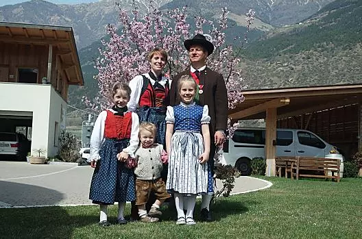 La famiglia Weiss in abbigliamento tradizionale