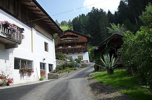 Il maso Innerbachlerhof in estate, circondato da una natura incantevole, è il luogo perfetto per staccare dalla routine, rilassarsi e ritrovare nuova energia.