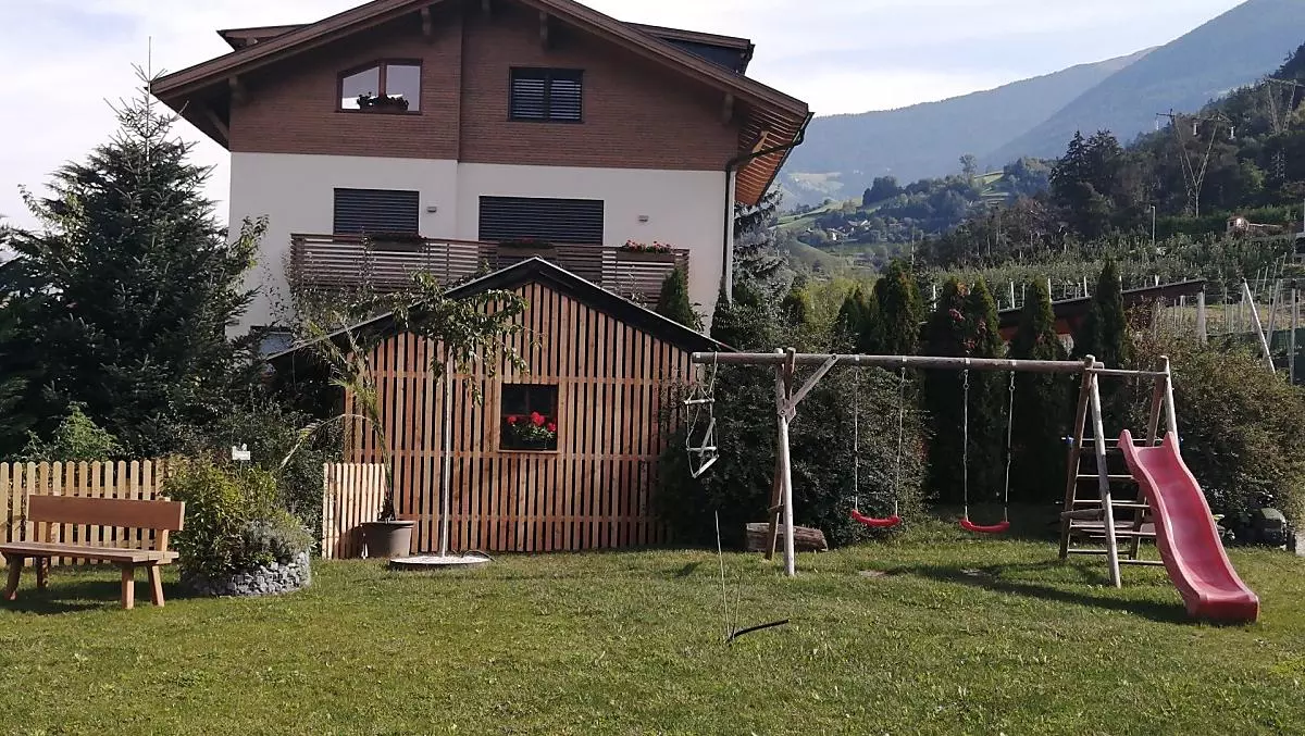 Parco giochi per i più piccoli con ampia area verde