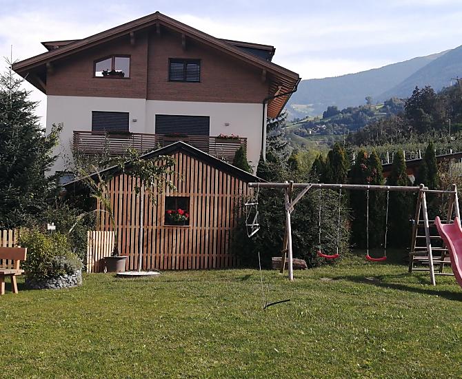 Parco giochi per i più piccoli con ampia area verde