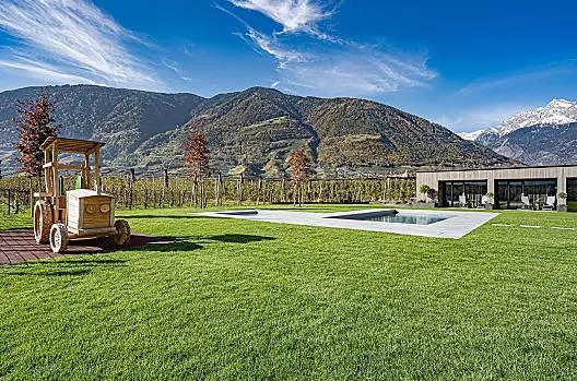 Prato con parco giochi e piscina