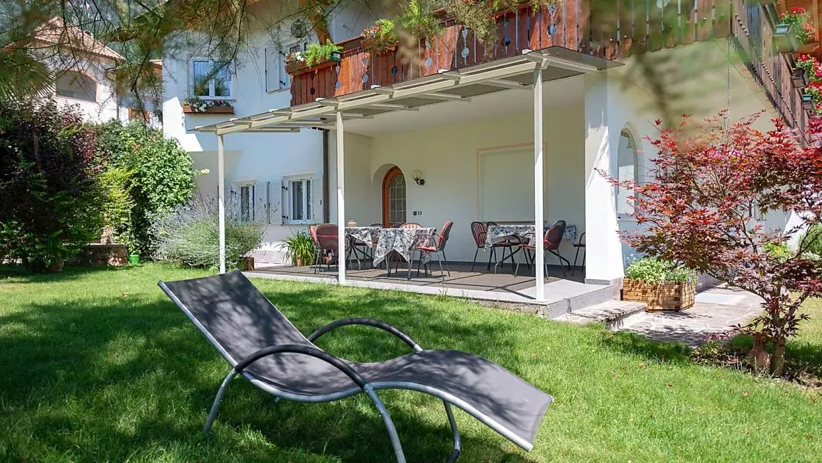 Giardino con prato per prendere il sole e terrazza per ore di relax