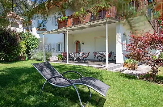 Giardino con prato per prendere il sole e terrazza per ore di relax