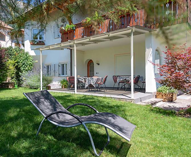 Giardino con prato per prendere il sole e terrazza per ore di relax