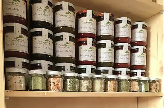 Angolo prodotti con prodotti aziendali: vari sali alle erbe, marmellate, erbe secche...