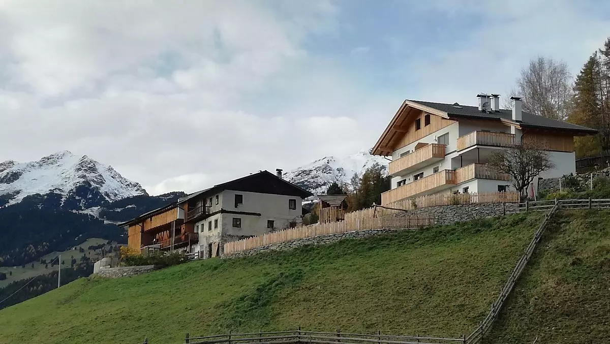 La prima neve sulle cime delle montagne