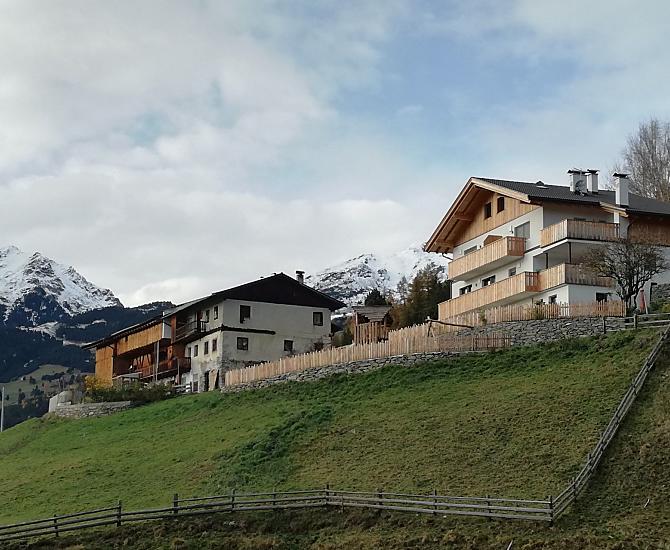 La prima neve sulle cime delle montagne