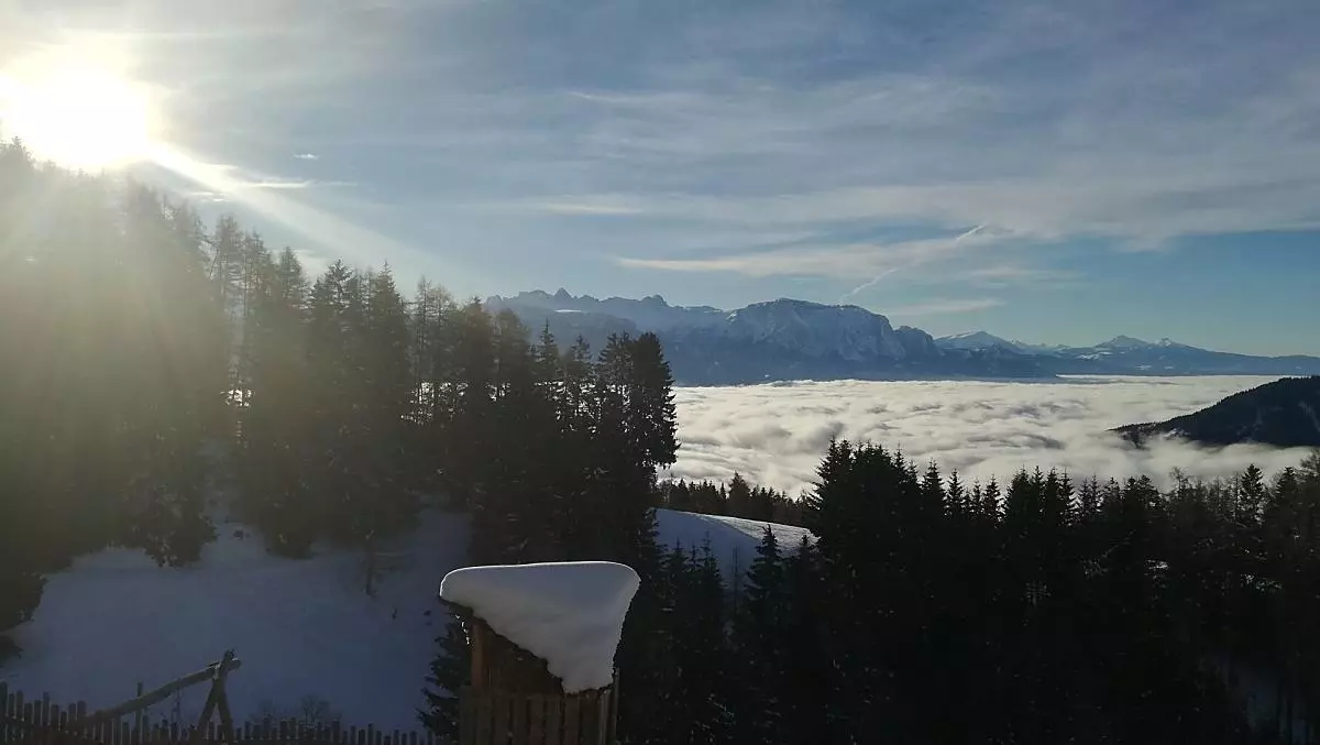 Raggi di sole in un mare di nebbia