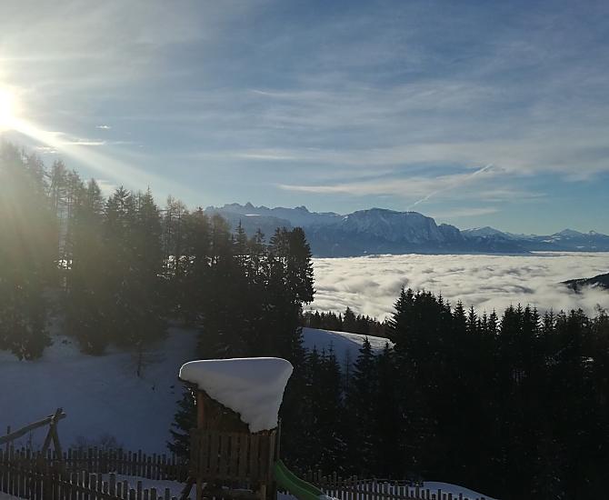 Raggi di sole in un mare di nebbia