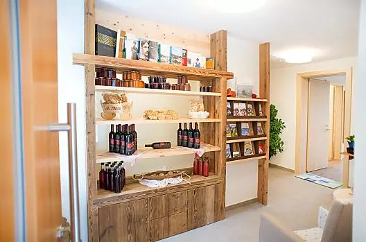 Il nostro scaffale di vendita self-service con i prodotti del maso: vino, confetture, sciroppi e molto altro ancora.