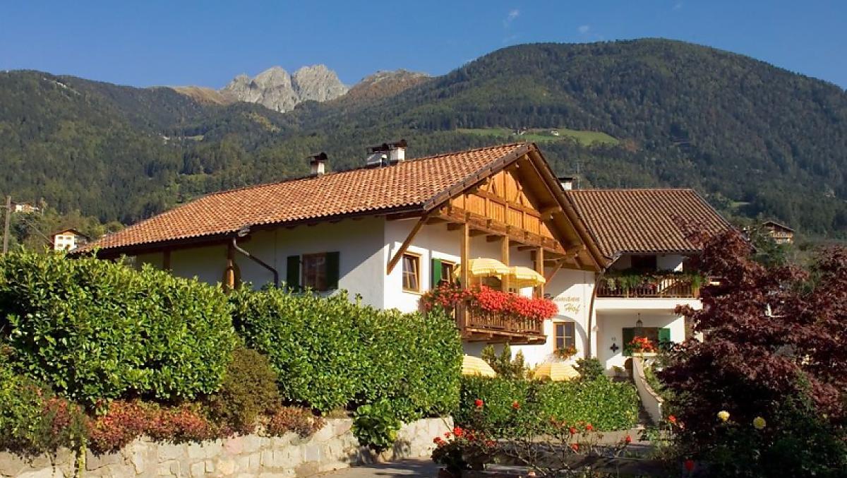Il nostro maso in estate con il monte Ivigna sullo sfondo