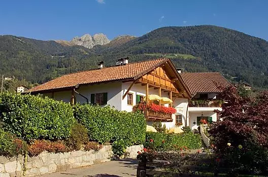 Il nostro maso in estate con il monte Ivigna sullo sfondo