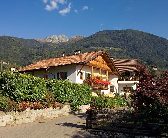 Il nostro maso in estate con il monte Ivigna sullo sfondo