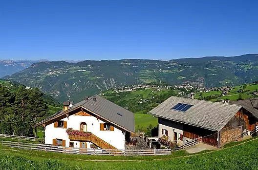 L’Heideggerhof con vista su Fiè allo Sciliar e sul Renon.
