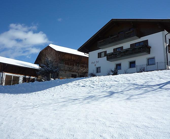 Il nostro maso nel paesaggio invernale innevato. 