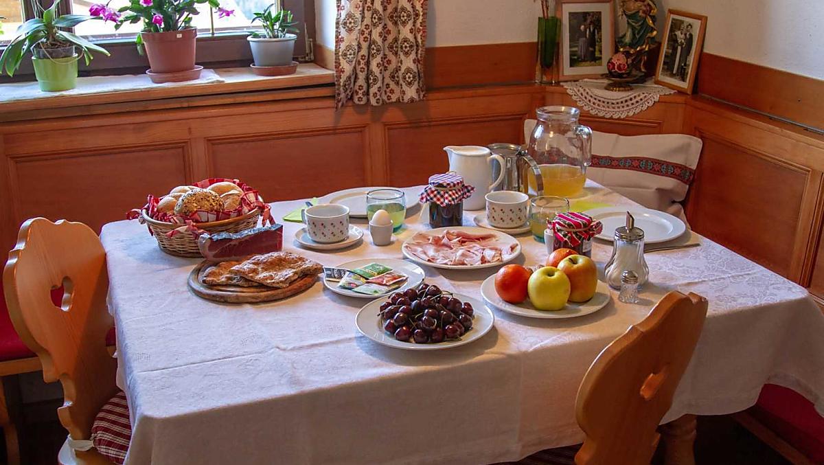 La nostra tavola per la colazione, imbandita con prodotti del maso e della regione, vi invita ad assaporarla.