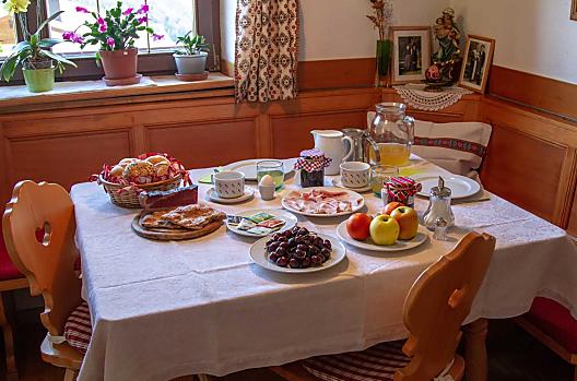 La nostra tavola per la colazione, imbandita con prodotti del maso e della regione, vi invita ad assaporarla.