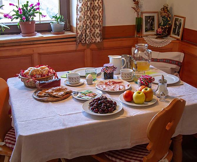 La nostra tavola per la colazione, imbandita con prodotti del maso e della regione, vi invita ad assaporarla.