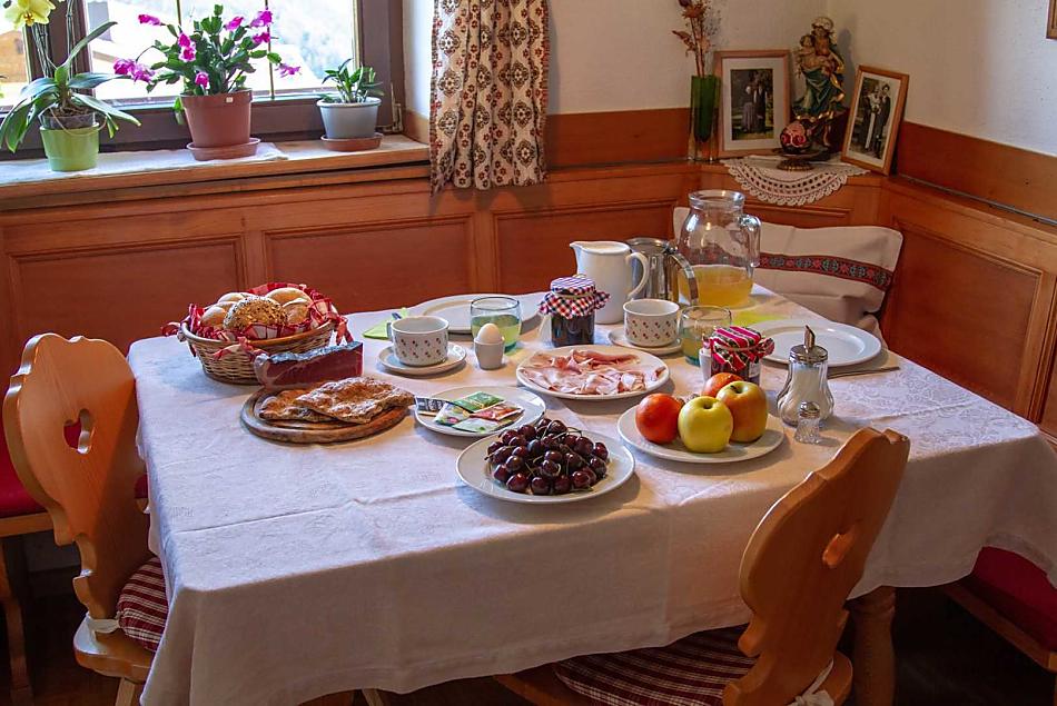 La nostra tavola per la colazione, imbandita con prodotti del maso e della regione, vi invita ad assaporarla.