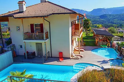 Vista della casa con piscina