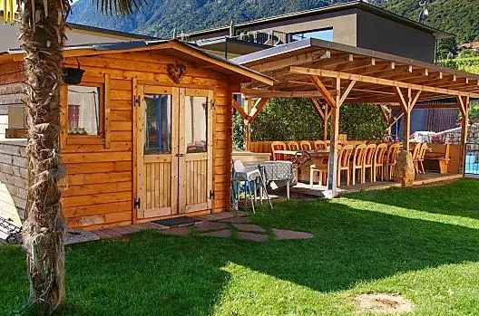 La casetta da giardino e gazebo per splendide vacanze estive