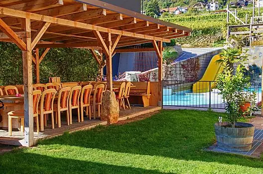 Il nostro maso visto da ovest con un'ampia area di balneazione