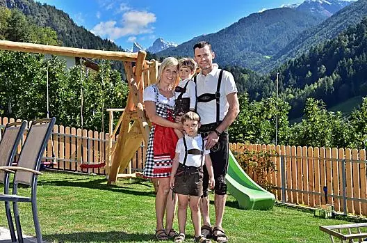 Il giovane contadino Andreas con la moglie Siglinde e i figli Michael e Simon