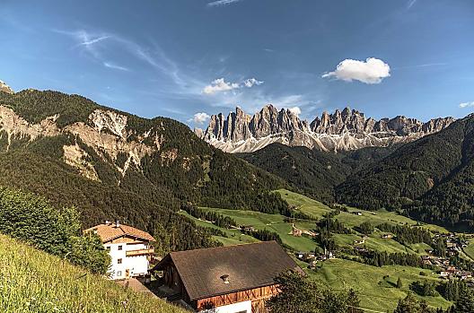 Il nostro maso di montagna davanti a un pittoresco paesaggio montano