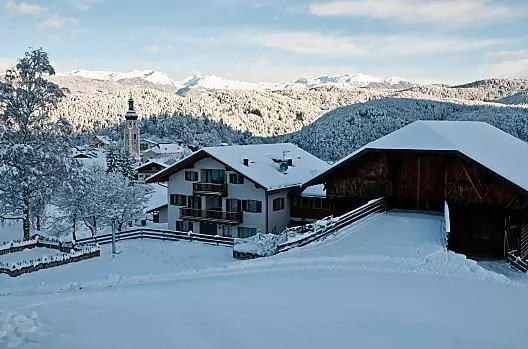 Il Wegmacherhof di Castelrotto e le montagne circostanti al sorgere del sole