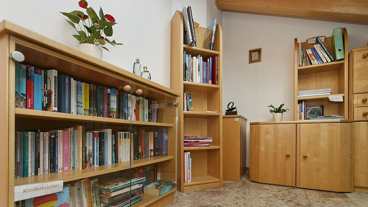 Biblioteca con libri di escursionismo e mappe escursionistiche