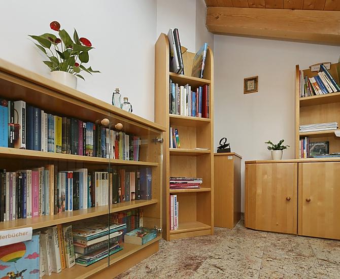 Biblioteca con libri di escursionismo e mappe escursionistiche
