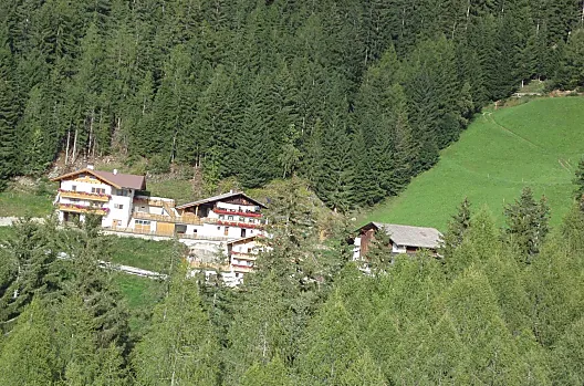 Vivere un'estate circondati da prati verdi